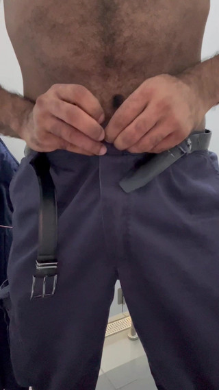 Wesley Fudedor: An ninh trong đồng phục lao động trong nhà vệ sinh công...