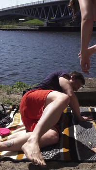 İki lezbiyen kız güneşlenirken dışarıda yakalandı ve Berlin'de yabancıyla ffm üçlü seks için baştan çıkarıyor