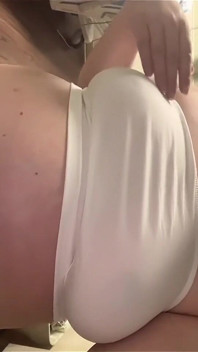 Špatná dívka odpočívá v posteli