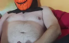 Muž v halloweenské masce a nylonových punčochách se potěší ...