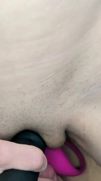 Ona oferuje mu swoją cipkę i wytryski, w tym świetne obciąganie, a on pieprzy ją, aby wepchnąć całą swoją spermę głęboko w jej cipkę