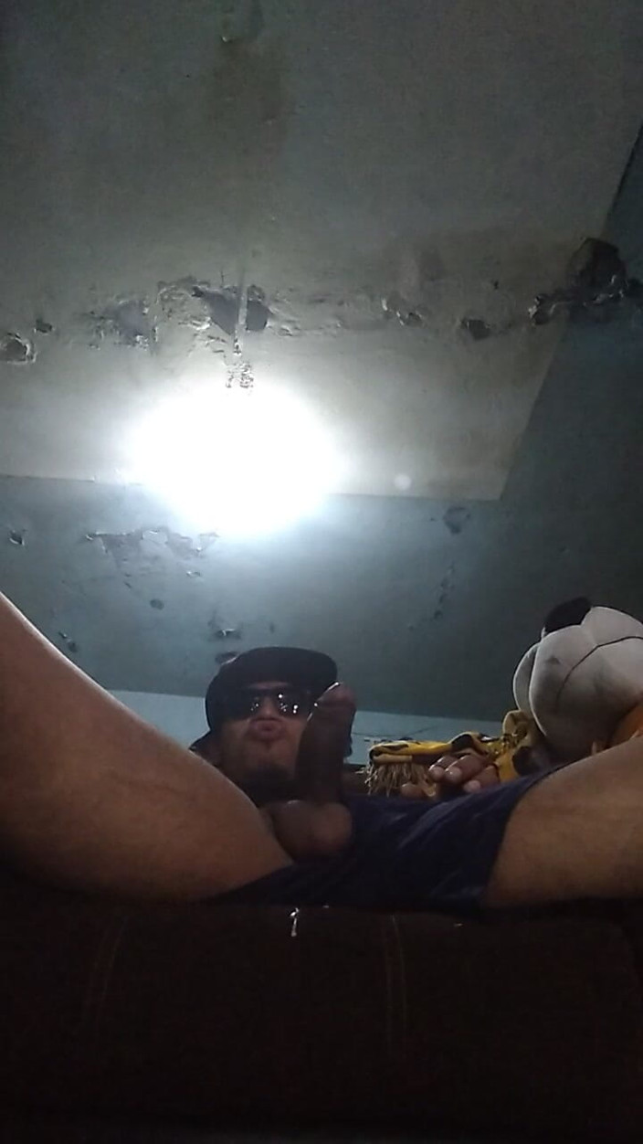 AlexAlejandro13: मैं अकेला रह गया हूँ अपने खड़े लंड के साथ खेल रहा हूँ