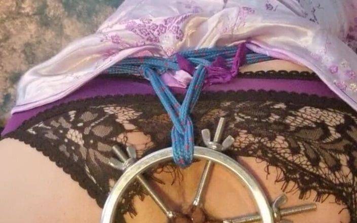 Jasmine Dlight - UK's most extreme anal porn star: Usando um consolo anal em um vestido lilás chinês sexy...