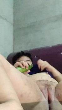 ฉันเห็นแตงกวาอยู่ในตู้เย็นแล้วเอามาถูหีตัวเอง