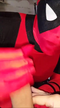 Pompino in costume da ragazza zentai deadpool