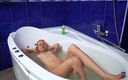 Vasya Sylvia: Sperma i dusch - Fitta närbild - vibrator