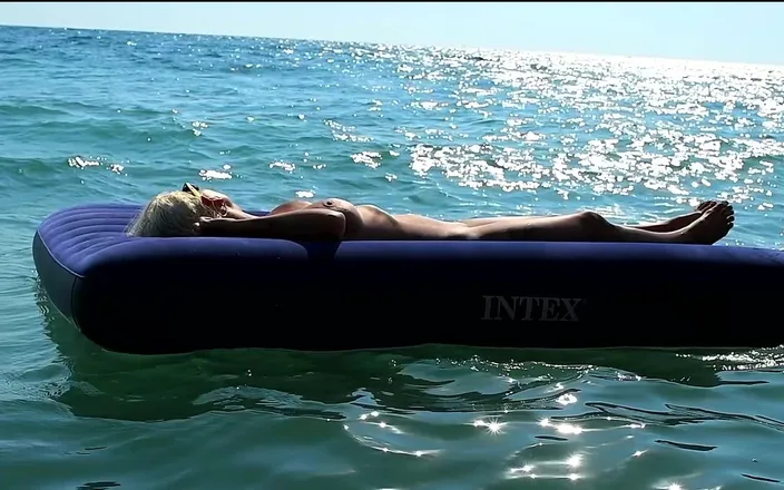 evil-bunny: I Watched on the Beach How a Naked Girl with...