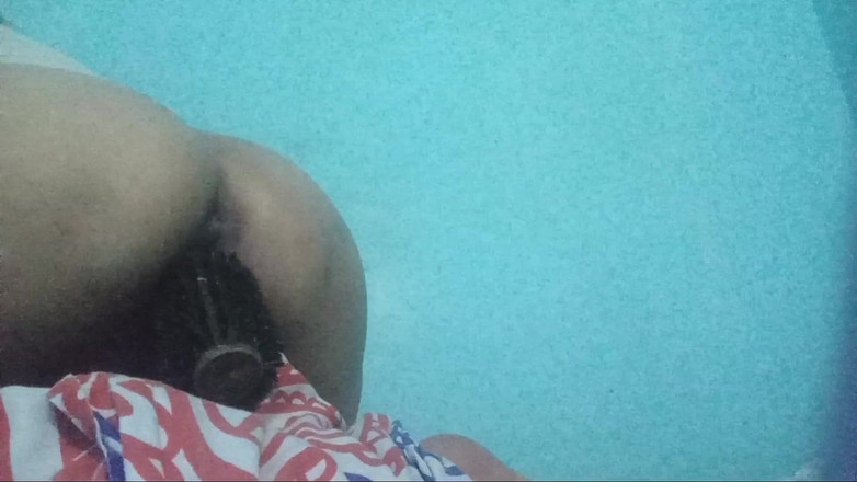 Lobicam: Aku lagi asik masturbasi pakai sikat rambut sampai mupeng banget!