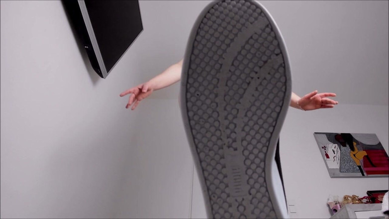 Sally Secret: Nové kopáky jsou na šlapání! (ponížení)