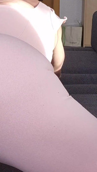 Podívej se na můj zadek v mém sexy novém růžovém overalu