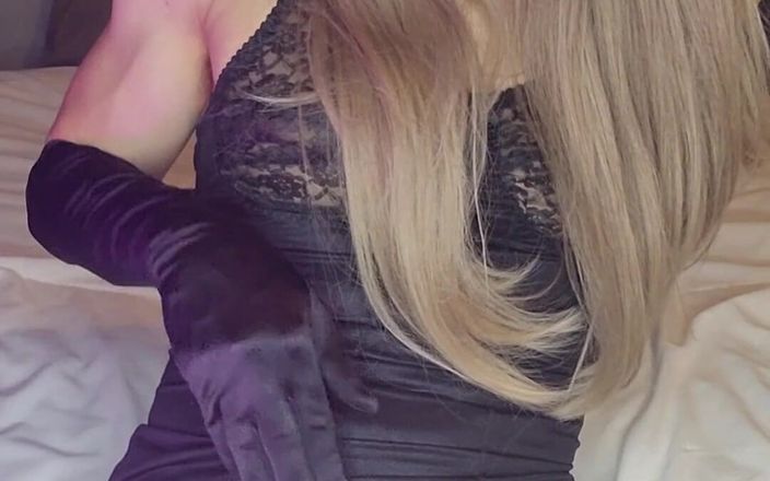 Jessica XD: Mírame masturbándome con mis guantes de satén