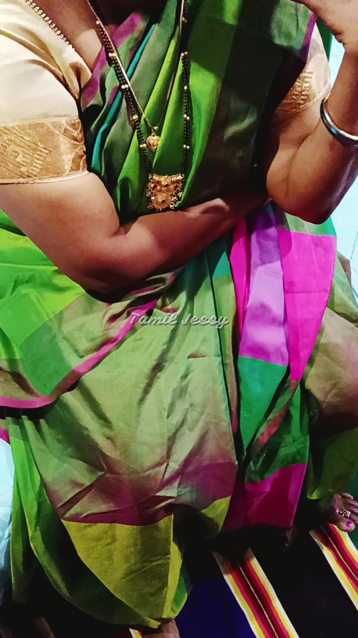 Tamil Jessy: 젖탱이를 보여주는 달콤한 여동생