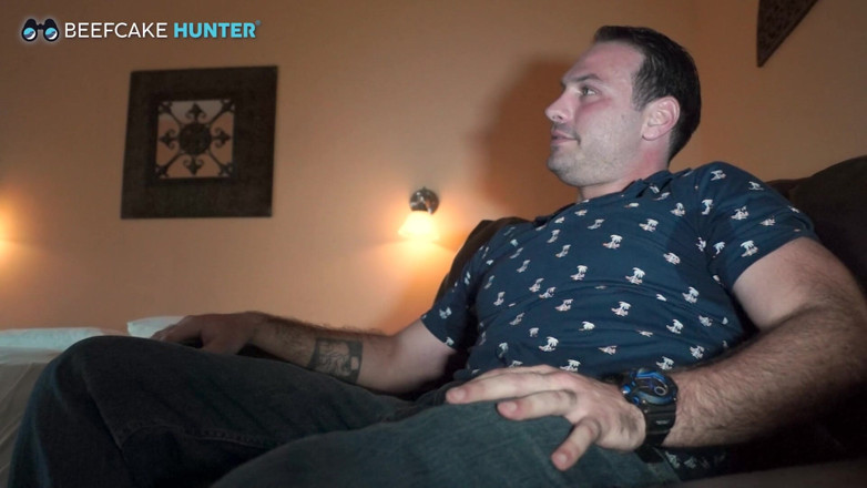 Beefcake Hunter: Pipe en sueur pour une grande taille et beau