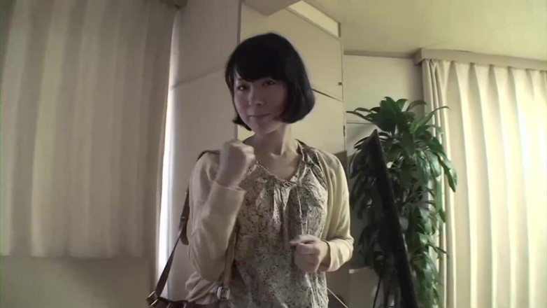 Asian Mature Climax: Si rambut coklat pendek dijemput dan menghisap zakar