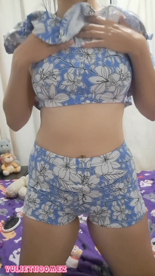 Yulieth Gomez: 18 साल की कॉलेज गर्ल शर्त हार जाती है और मुझे अपने स्तन दिखाती है