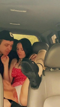Istri selingkuh dengan sopir taksi di dalam mobil tepat di luar rumah