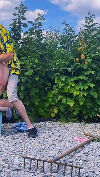 Una Vera Coppia Ha Avuto Un Duro in Giardino Tra I Cespugli
