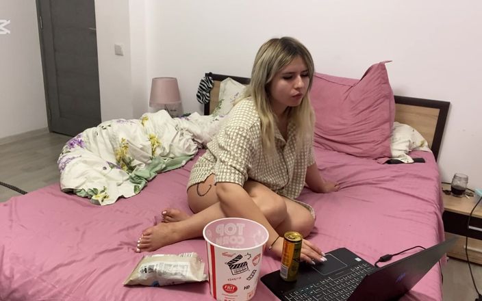NipsAndStrips: 30 minutes plus de 100 pets dans une vidéo