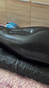 Une femme punit son esclave dans un sac en latex gonflé au corps - Estim - Respiration restreinte - bagging