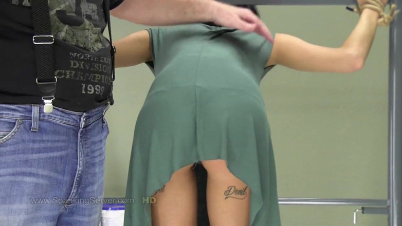Spanking Server: Punizione donna frusta nel culo