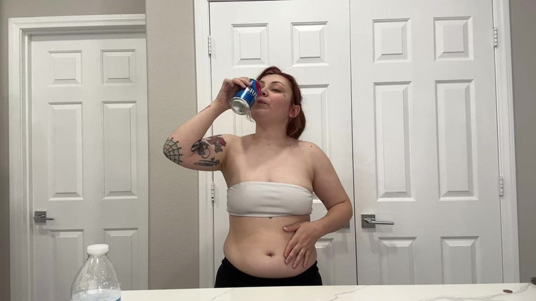 Lenna Lux: Giantess połyka cię w kawie