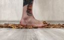 Footmodel Valery: Chica tatuada aplastando hamburguesas Royl