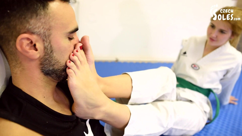 Czech Soles - foot fetish content: Genç karate öğrencisi öğretmenini büyük ayaklarıyla domine ediyor