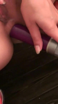 Sexig brunett i uniform onanerar med en dildo att njuta av i hennes längtande rumpa