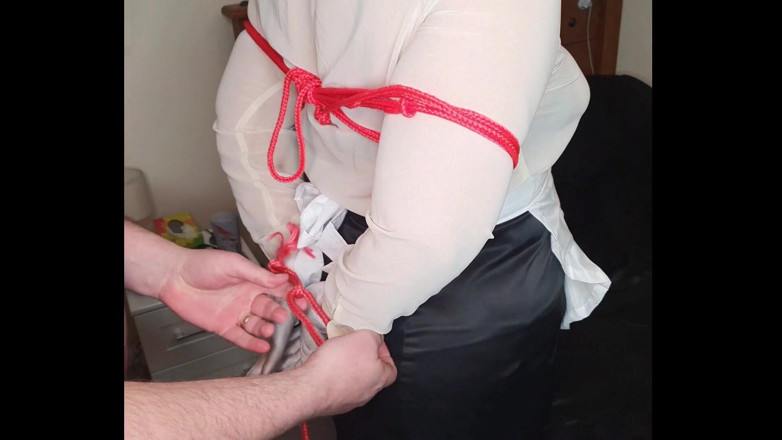 Slutty Ms B: Empregada para agradar