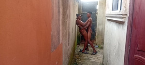 Creamyshuga: Sua meia-irmã viu o quão grande é o pau e não...