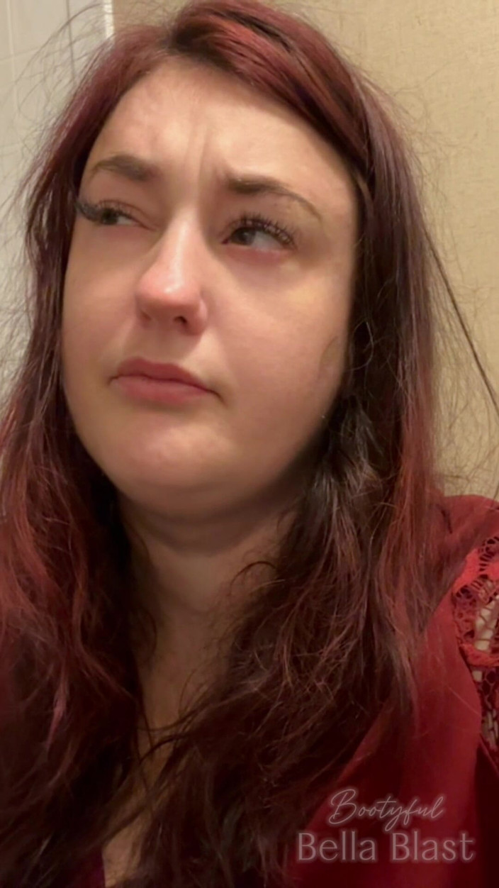 BellaBlast: Bbw oogcontact toilet scheten en log plops intieme pov met...