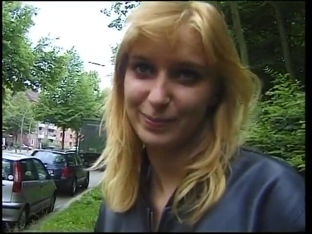 Lucky Cooch: Blonďatá kráska si nechá lízat kundičku starším chlápek