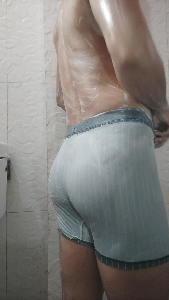 Butty89: Duschen mit knackarsch.