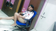 Cute & Nude Crossdresser: Sladký a sexy sissy crossdresser femboy sladké lízátko v uniformě...