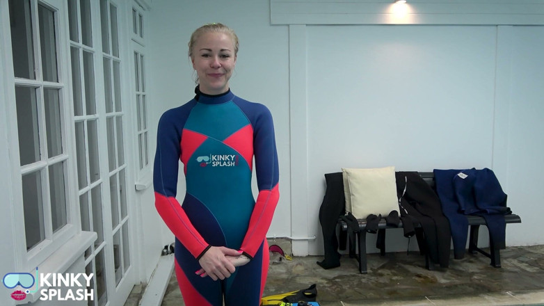 UKCuteGirl Lucy Lauren: Scuba retreat dag 2 - stiekeme sprankelende plug gespot door mijn instructeur