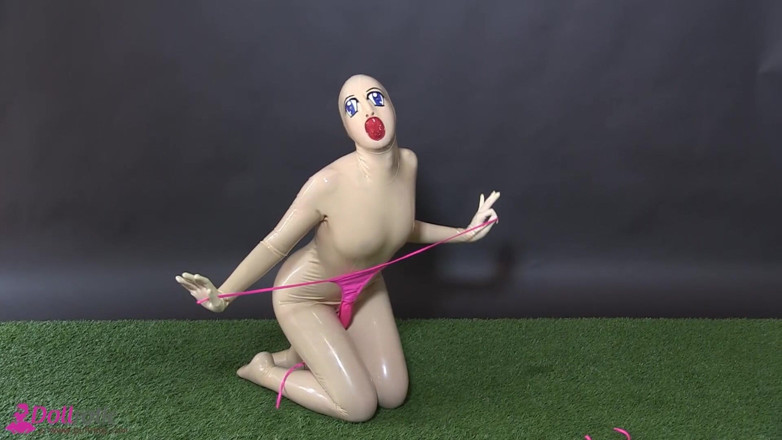 Dollrotic: Lebende Gummipuppe mit Silikonmaske