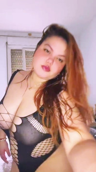 Esposa infiel faz um striptease e se masturba em vídeo chamada com seu vizinho