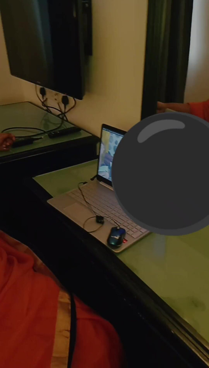 Goddess Silk Smita: 穿着橙色纱丽服的继母和她的小猫玩耍的幻想角色扮演