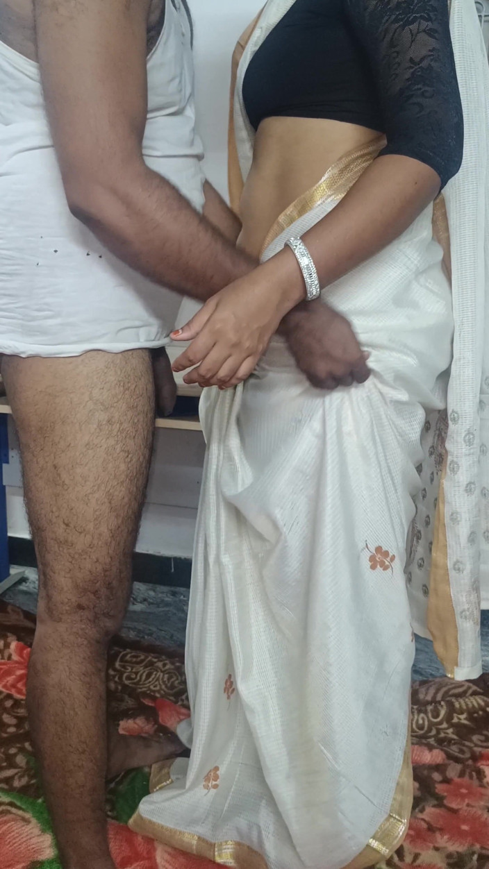 Inba: Malayali tante fickt mit ihrem manager auf dem bürotisch