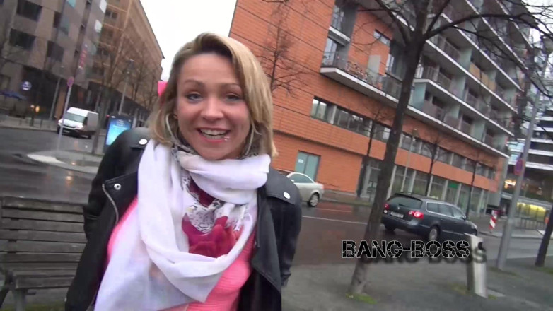 Bang-Boss: Casting porno na otwartej ulicy z miodem, część 1