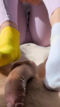 夏日阳光明媚的镂空作品，搭配不成套的袜子