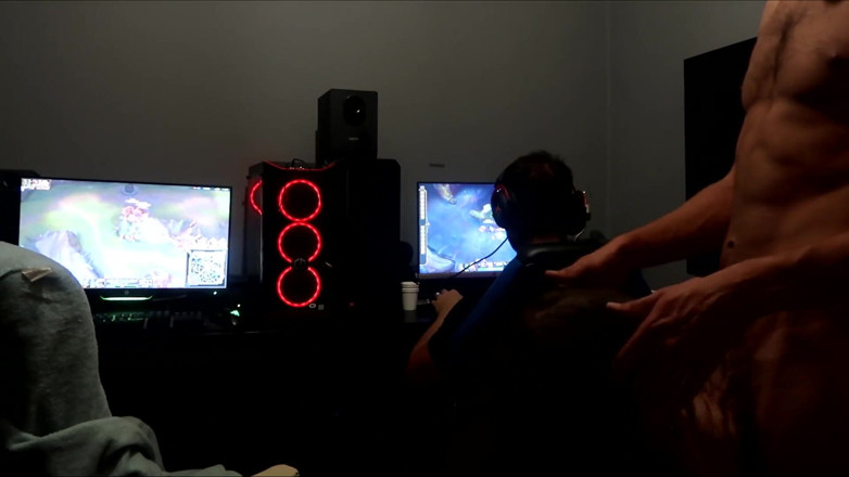 GamingCouple: Vengo sborrata mentre il mio marito cornuto sta giocando