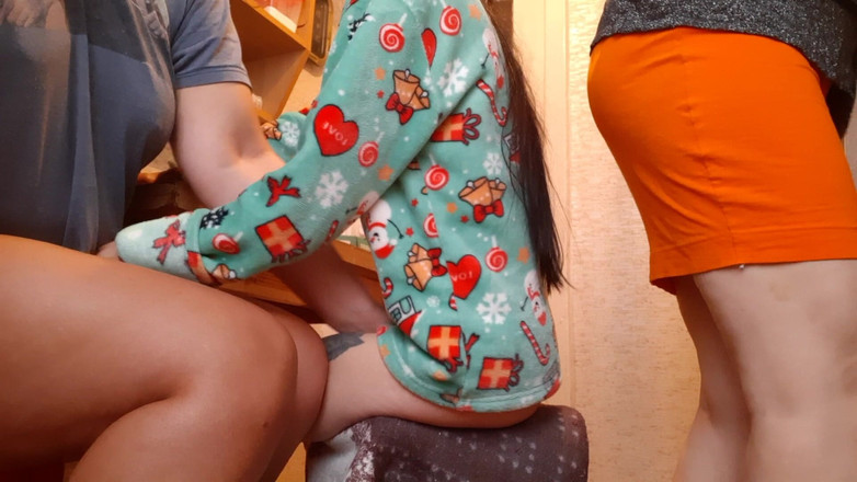 Lesbian-candys: Mi novia y yo nos masturbamos mutuamente en la cocina...