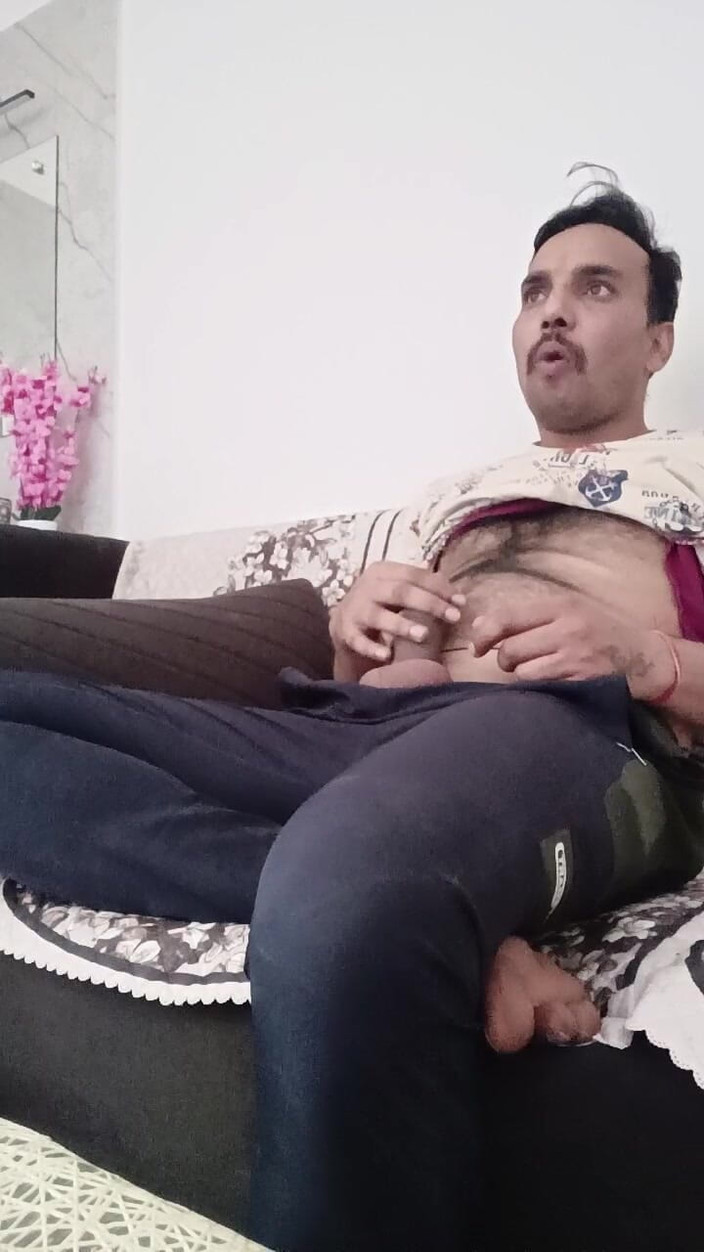 Rajasthani-old-lover: Мастурбирую на моем диване, смотря телевизор