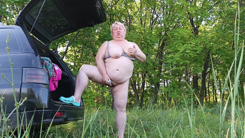 Zona901: Masturbuje její kundičku v přírodě