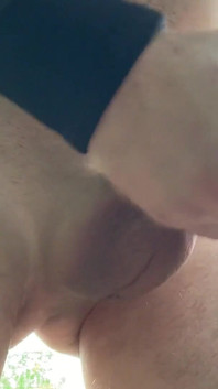 Publicboy18 joven sin pantalones muestra, se desnuda y se masturba hasta que se corre