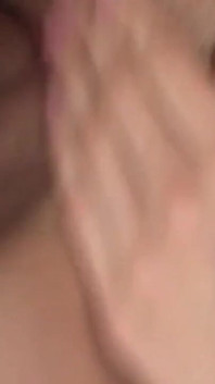 เธอกลืนทั้งหมดเข้าปากแล้วดูด