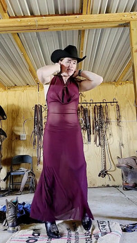 Kızıl saçlı elbise giyiyor