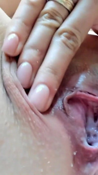 Masturbação com um vibrador multifuncional