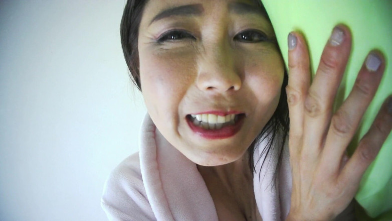 Mayumi Kanzaki: Une MILF japonaise joue avec ses tétons